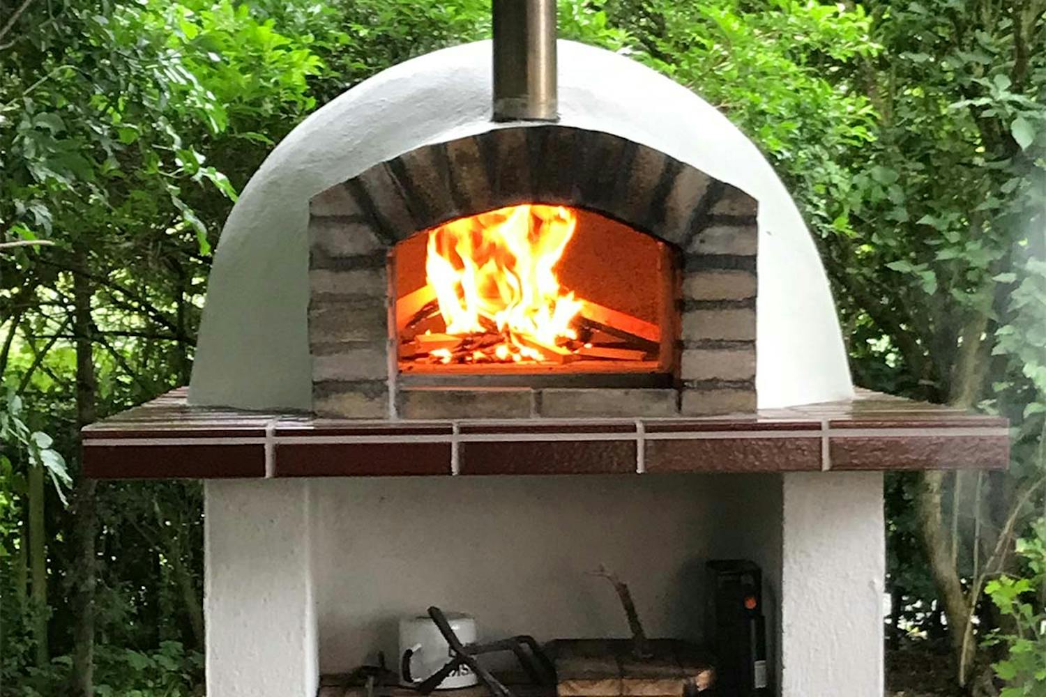 Vedeldad pizzaugn Elda i vedeldad pizzaugn